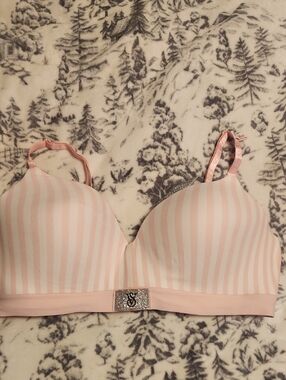 Victoria"s Secret Tshirt Lightly Lined Wireless Bra